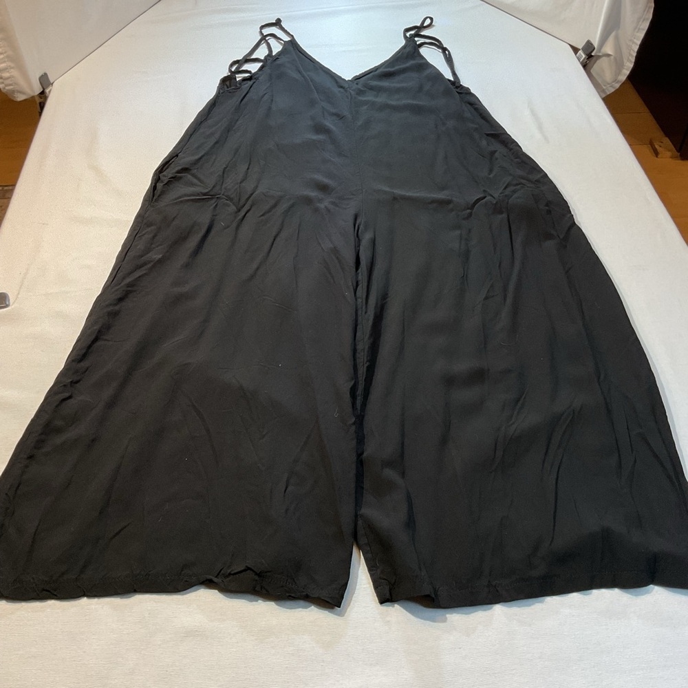 Unknown Brand Black Jump Suit Spagetti Straps,‎ V Neck, Size M Wid Leg w/Pockets
